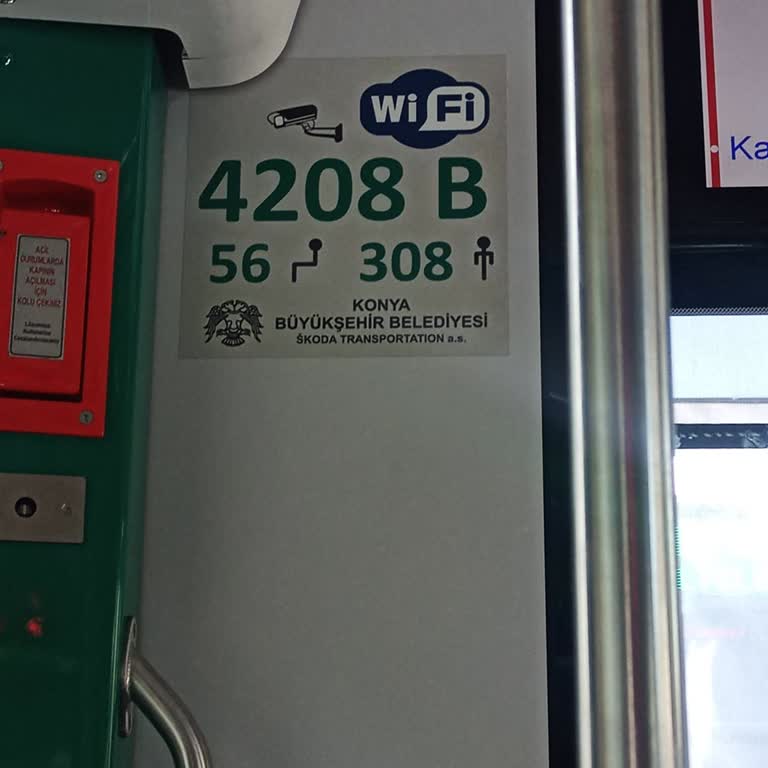Konya Büyükşehir Belediyesi Vatman İnsanların Binmesini Beklemiyor.