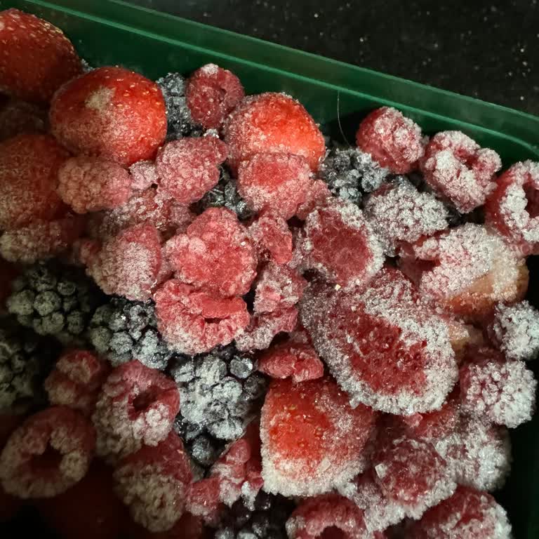 Lavi Juice Dondurulmuş Meyve Kutusu İçerisinde Kocaman Bir Kıl