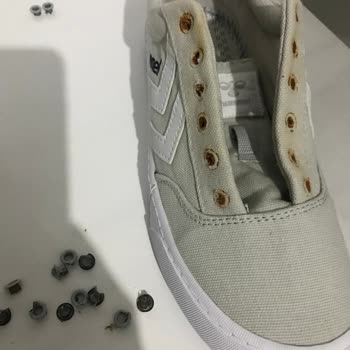Hummel Keten Ayakkabı Pas Yaptı