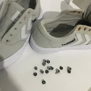 Hummel Keten Ayakkabı Pas Yaptı