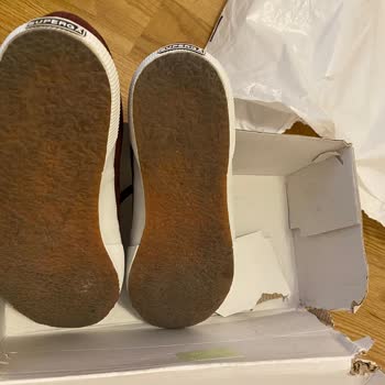 Superga Kullanılmış Ayakkabıyı Sıfırmış Gibi Gönderiyor