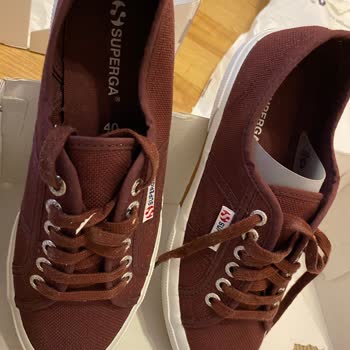 Superga Kullanılmış Ayakkabıyı Sıfırmış Gibi Gönderiyor