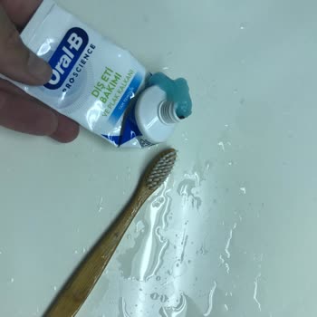Oral-b Diş Macunu İçerisinden Çıkan Böcek