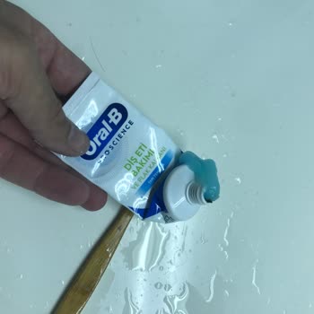 Bug in Oral-B Toothpaste from Migros