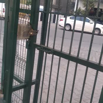 Mavişehir 2. Etap Albatros Blokları A9 Blok Önündeki Zincirli Kapının Açılmadı