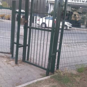 Mavişehir 2. Etap Albatros Blokları A9 Blok Önündeki Zincirli Kapının Açılmadı