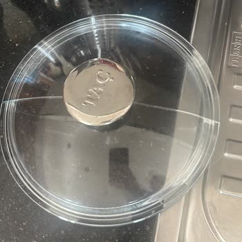 Taç Mutfak Tencere Kapağı Ortadan İkiye Çatladı