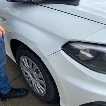 Europcar Egea Fahrzeug mit Schäden und Lackmängeln am Flughafen erhalten