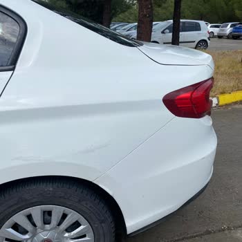 Europcar Egea Fahrzeug mit Schäden und Lackmängeln am Flughafen erhalten