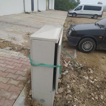 YEPAŞ (Yeşilırmak Elektrik Perakende) Bina Girişindeki Elektrik Dağıtım Kutusu Tehlike Yaratıyor