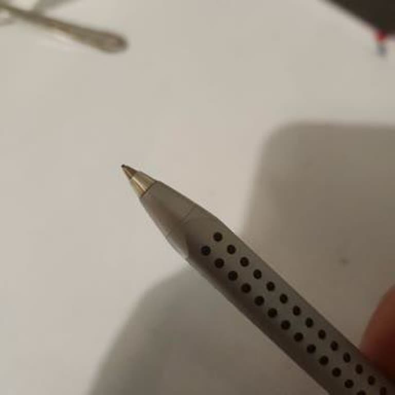 Faber-Castell Grip 2011 Kalemin Ucu İçeri Kaçıyor.