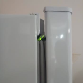 Yazarlar Mobilya 2071 MB Dikey Dondurucu Beyaz Buz Tutuyor