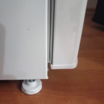 Yazarlar Mobilya 2071 MB Dikey Dondurucu Beyaz Buz Tutuyor