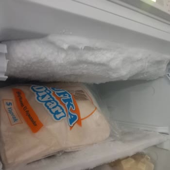 Yazarlar Mobilya 2071 MB Dikey Dondurucu Beyaz Buz Tutuyor