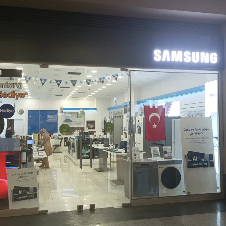 Samsung Mağazası Kadın Çalışanı