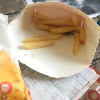 Burger King İzmir Çınarlı Şubesi Patatesin İçinden Çivi Çıktı