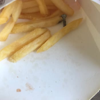 Burger King İzmir Çınarlı Şubesi Patatesin İçinden Çivi Çıktı