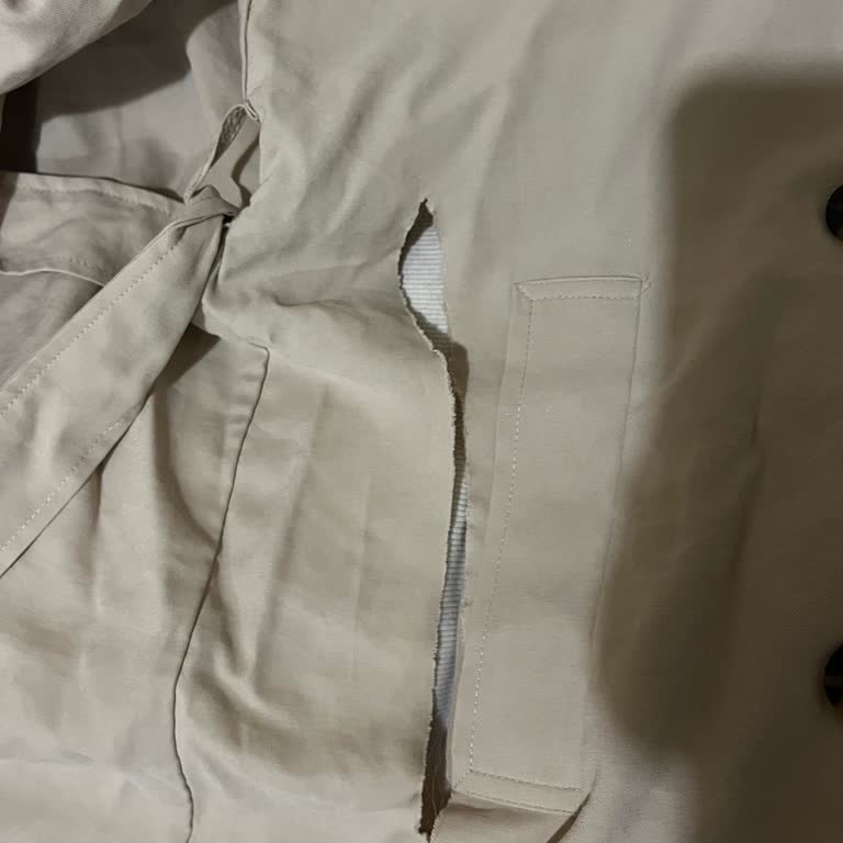 Stradivarius Trençkotum Yırtıldı, Kalitesiz Kumaş