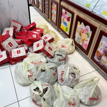 Tatlıbak Lokumları Yere Seriyor