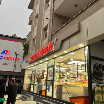 Tatlıbak Lokumları Yere Seriyor