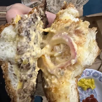 Goldenfingers Philly Cheese Steak Kalitesizleştiren Manisa Şubesi Malzeme Koymuyor