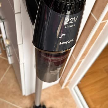 Tefal Dik Süpürge Süpürdüğünü Boşaltıyor