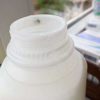 Sütaş Ayranda Kapak İçinde Leke