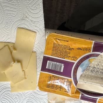 Tarabya Peynir Tarabya Dilimli Kaşar Peynirin İçinden Kıl Çıktı