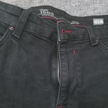 Colin's Pantolonunda Beyaz Çizgiler
