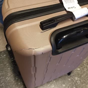 AJet (Anadolu Jet) Sağlam Olan Valizimizi Kırık Bir Şekilde Aldık Bunu Kim Karşılayacak