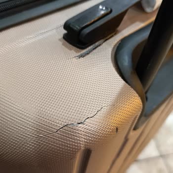 AJet (Anadolu Jet) Sağlam Olan Valizimizi Kırık Bir Şekilde Aldık Bunu Kim Karşılayacak