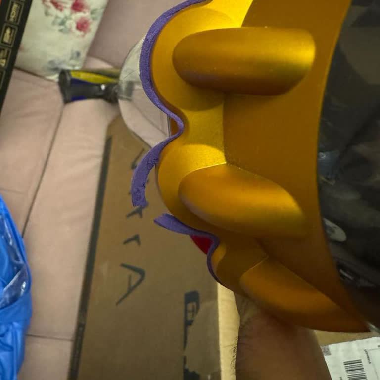 Dyson Başlık Kısmında Soyulmalar Var