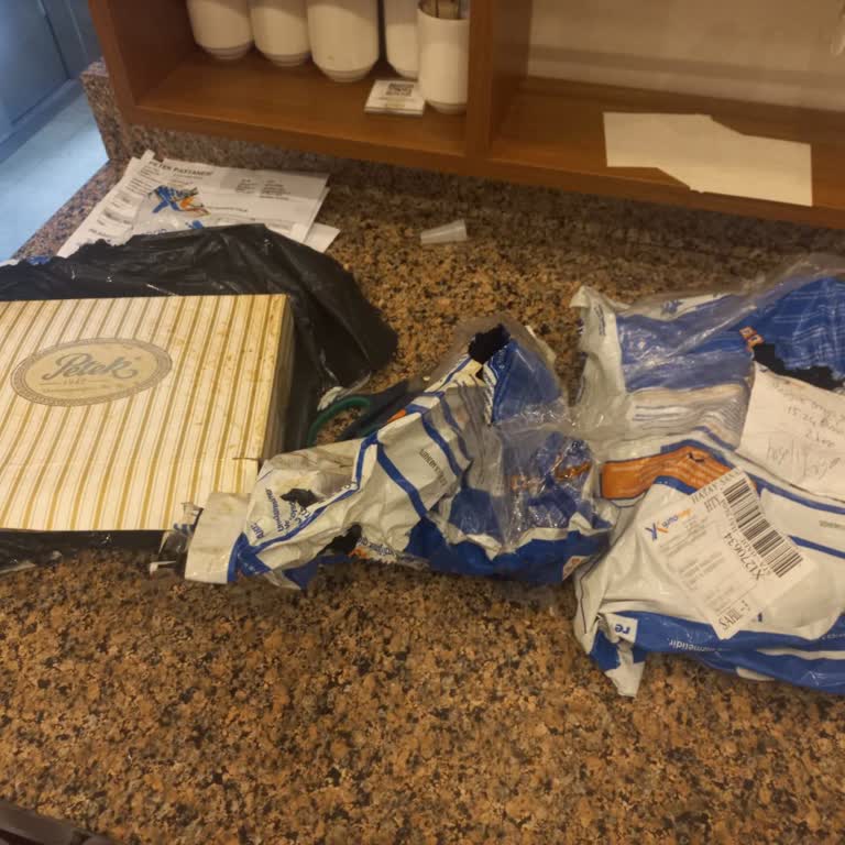 Petek Pastanesi (İskenderun) Hasarlı Ürünün Bedelini Bana Kesiyorlar.