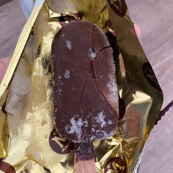 Magnum Minide Kötü Tat Görüntü Ve Tuhaflık