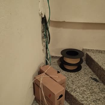 Superonline İzinsiz Duvar Delip Çatımızdan Yan Binaya Kablo Çekti.