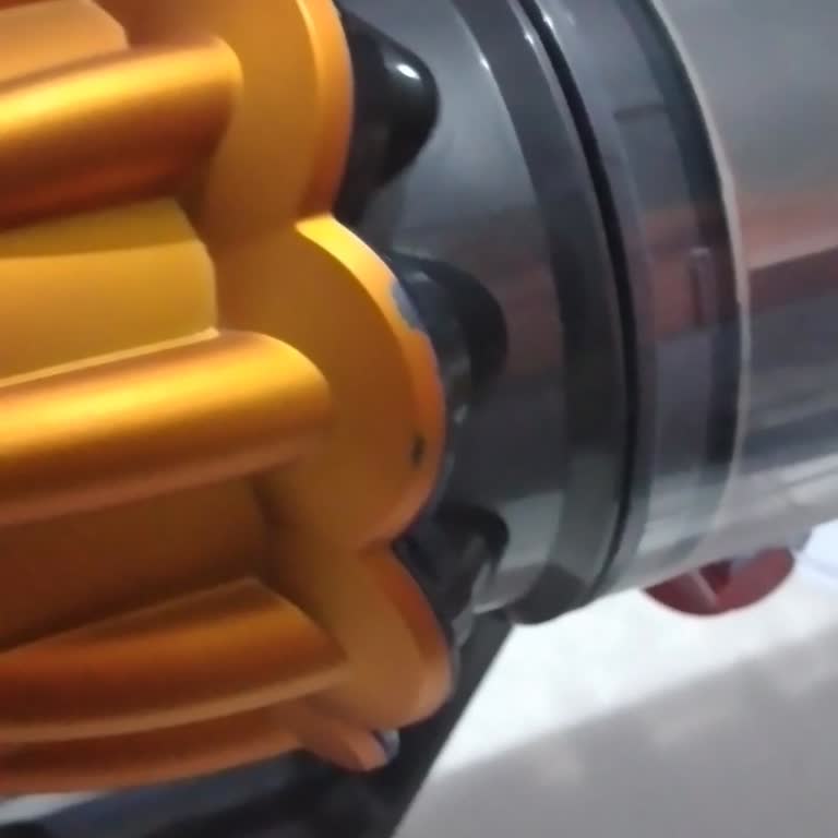 Dyson V12 Boya Dökülmesi