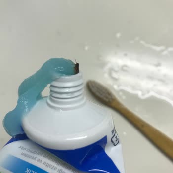 Migros'tan Almış Olduğum Oral-b Diş Macunu İçerisinden Çıkan Böcek