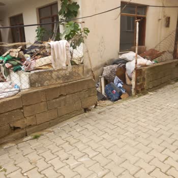 T. C. Cumhurbaşkanlığı Evin Önünde Çöp Dolu