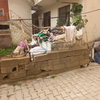 T. C. Cumhurbaşkanlığı Evin Önünde Çöp Dolu