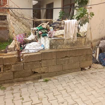 T. C. Cumhurbaşkanlığı Evin Önünde Çöp Dolu