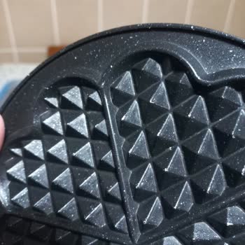 Korkmaz Mutfak Eşyaları Korkmaz Waffle Makinemin 3 Kullanımda Yüzey Kaplaması Soyuldu