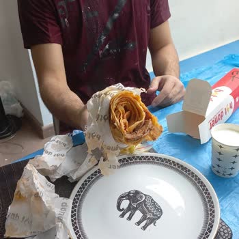 Hot Döner Rumeli Hisarı ' İçinde Döner Olmayan Dürüm '