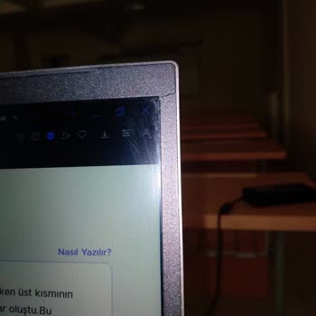 Monster Abra A5 V20.2.2 Ekran Çerçevesinin Çatlaması