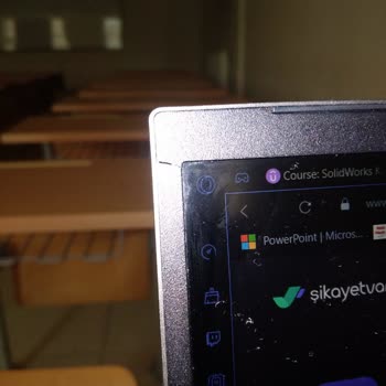 Monster Abra A5 V20.2.2 Ekran Çerçevesinin Çatlaması