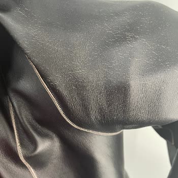 1 Aylık "Desa" Deri Ceketin Derisi Çatladı, Arka Yüzü Önden Görünüyor