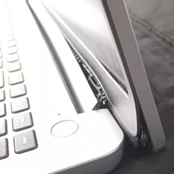 Lenovo Bilgisayar Lenovo Laptomun Sağ Ekran Çerçevesi Sıkıntı Çıkardı.