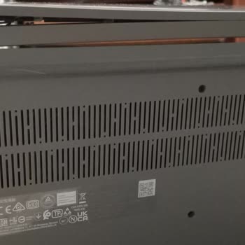 Lenovo Bilgisayar Lenovo Laptomun Sağ Ekran Çerçevesi Sıkıntı Çıkardı.