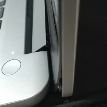 Lenovo Bilgisayar Lenovo Laptomun Sağ Ekran Çerçevesi Sıkıntı Çıkardı.
