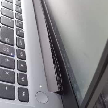 Lenovo Bilgisayar Lenovo Laptomun Sağ Ekran Çerçevesi Sıkıntı Çıkardı.