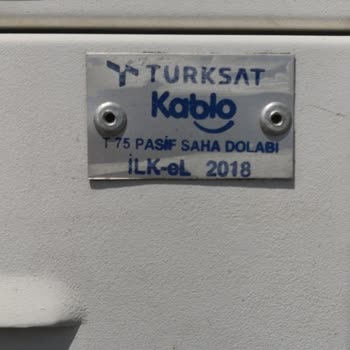 Kablo Net Kaldırım Üzerinde Ve Ortada Bulunan Dağıtım Kutusu